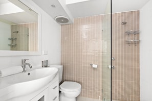 Apartment | Bathroom | Towels - Wake Up to the Ocean: 1-bed With Pool & Views (Sydney)