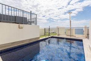 Apartment | Pool | Outdoor pool - Wake Up to the Ocean: 1-bed With Pool & Views (Sydney)