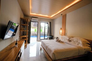 خزنة داخل الغرفة ومكتب وستائر تعتيم