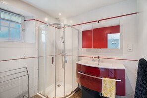 Douche, séchoir à cheveux, serviettes fournies