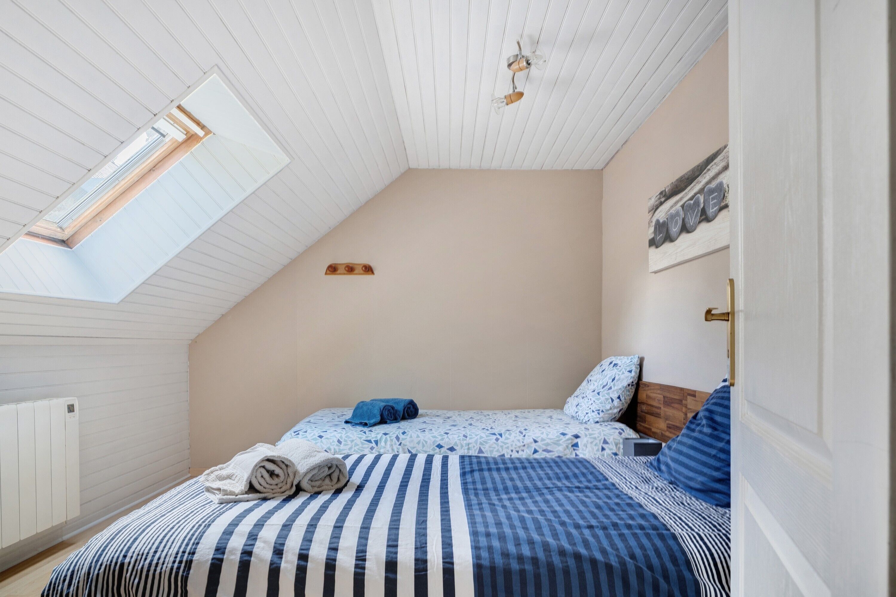 3 slaapkamers, een strijkplank/strijkijzer, wifi, beddengoed