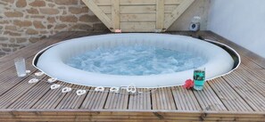 Outdoor spa tub - House - Le Clos Des Pommiers (Pleudihen-sur-Rance)