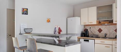 Kühlschrank, Mikrowelle, Ofen, Herdplatte