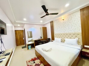 Premium bedding, desk, laptop workspace, free WiFi - New Beach Resort - near Sea Beach (Brahmagiri)