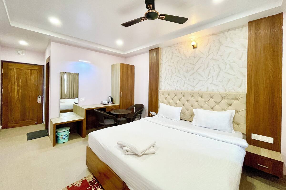 Deluxe-huone | Ylelliset vuodevaatteet, työpöytä