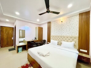 Premium bedding, desk, laptop workspace, free WiFi - New Beach Resort - near Sea Beach (Brahmagiri)