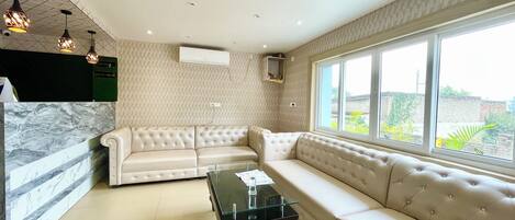 Televisi LED 55-inci dengan saluran TV digital dan perapian