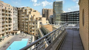 A high-rise building with multiple balconies and a rooftop pool area. - 2 bedroom lovely apartment in Oostende (Oostende)