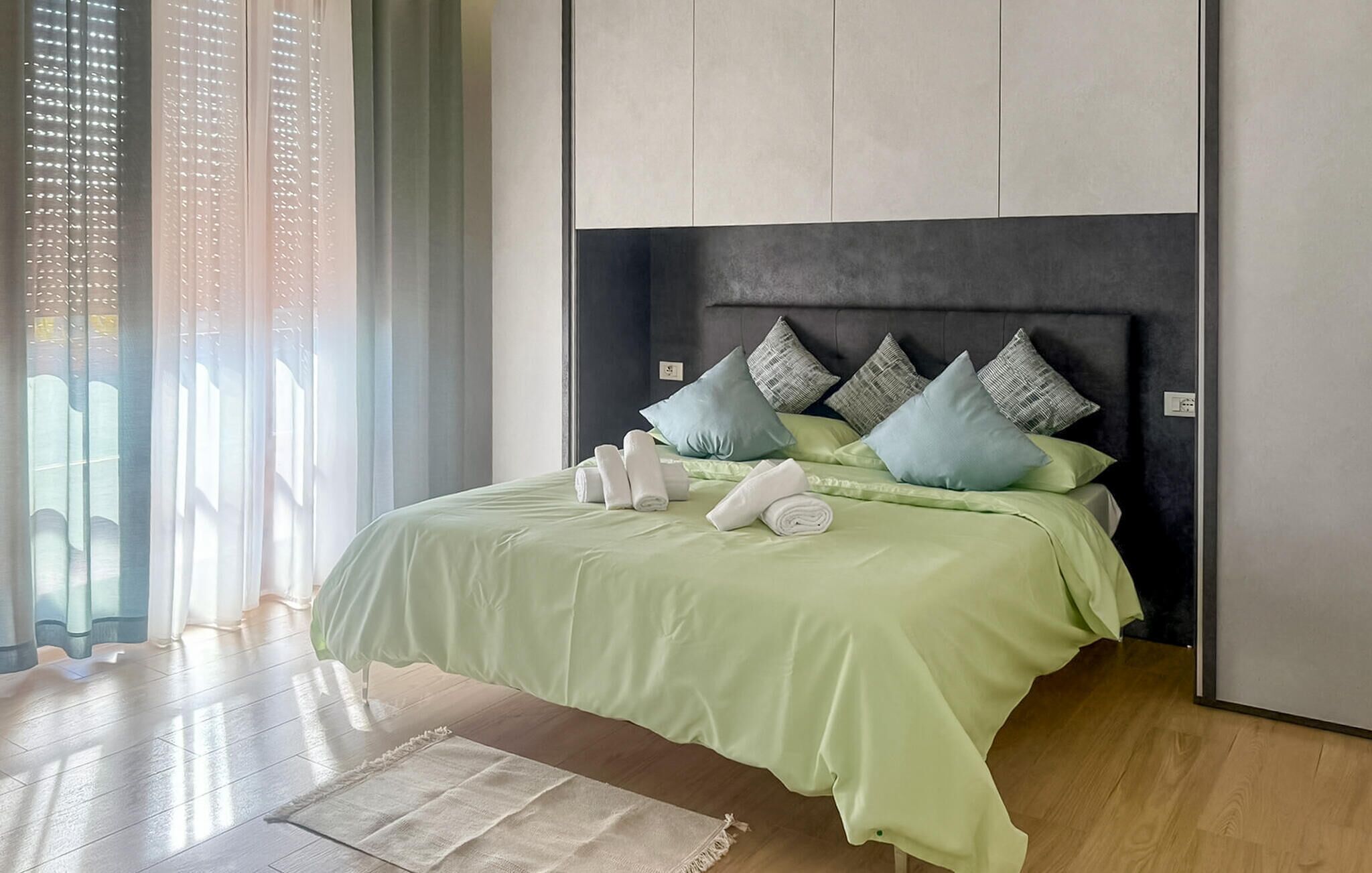 Travel crib, free WiFi