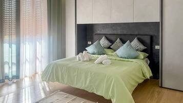 Travel crib, free WiFi