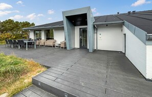 Outdoor dining - Nice home in Blåvand with sauna (Blåvand)