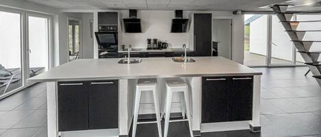 Een koelkast, een oven, een kookplaat, een vaatwasser