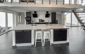 Fridge, oven, stovetop, dishwasher - Nice home in Blåvand with sauna (Blåvand)