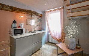 Kühlschrank, Herdplatte, Wasserkocher mit Kaffee-/Teezubehör