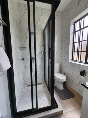 Articles de toilette gratuits, chaussons, serviettes fournies, savon