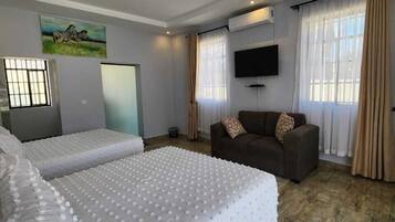 Familien-Suite, Gartenblick | Zimmersafe, Schreibtisch, laptopgeeigneter Arbeitsplatz