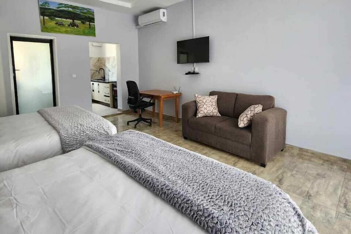 Brankas, meja kerja, ruang kerja ramah laptop, dan setrika/meja setrika