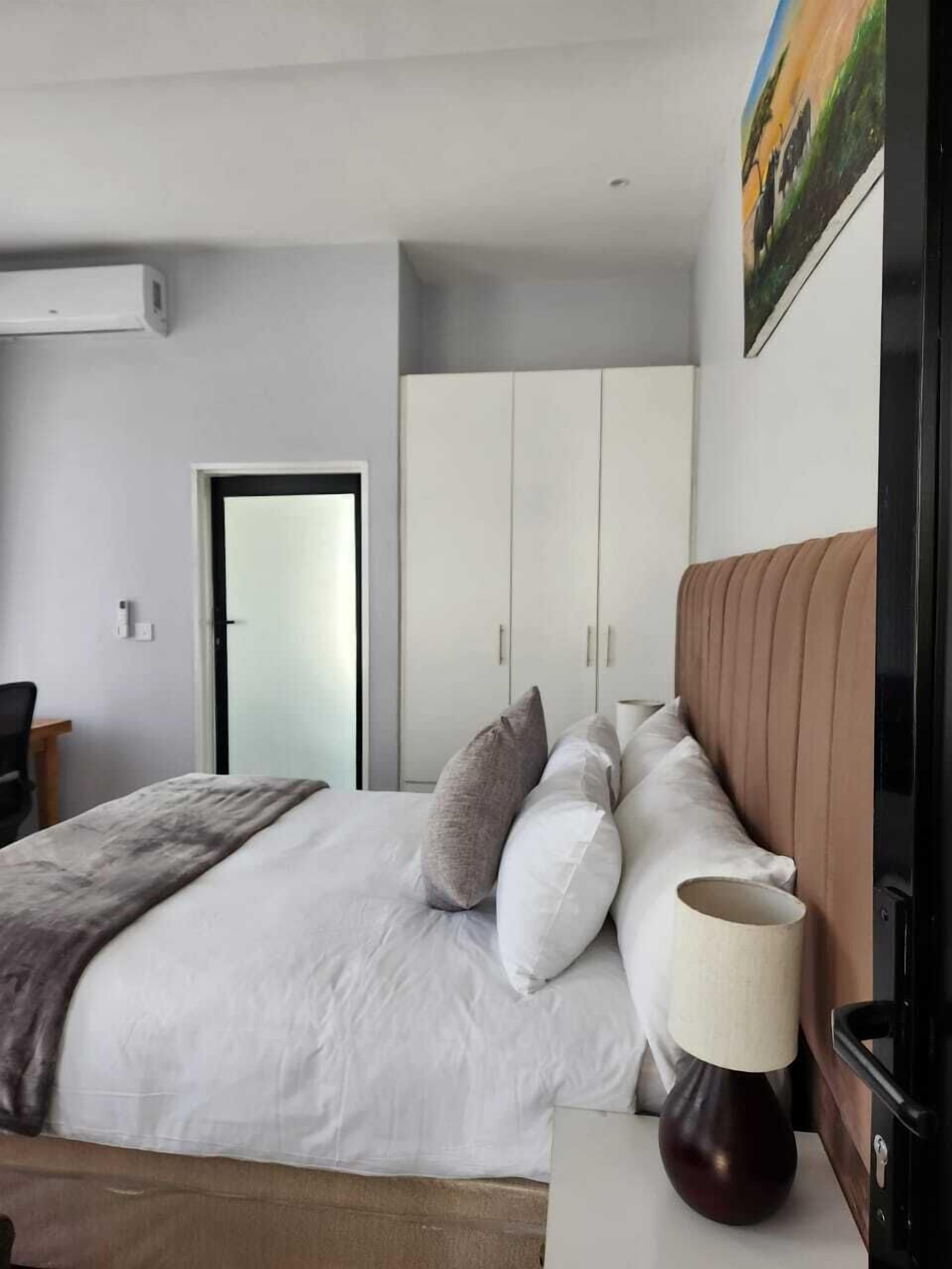 Caja fuerte, escritorio, espacio para trabajar con un portátil