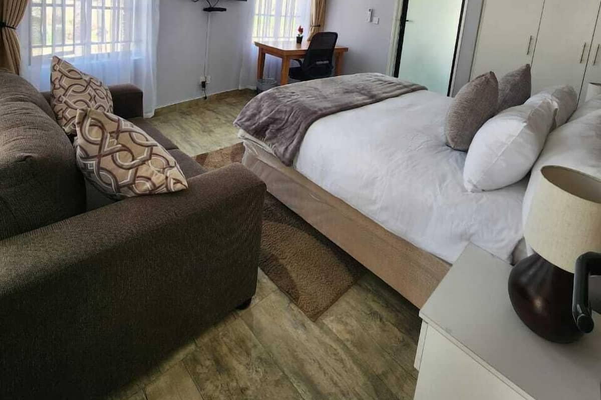 Quarto luxo, vista para o jardim | Cofres nos quartos, escrivaninha, espaço de trabalho para notebook