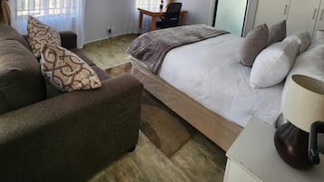 Quarto luxo, vista para o jardim | Cofres nos quartos, escrivaninha, espaço de trabalho para notebook