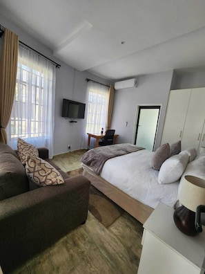 Quarto luxo, vista para o jardim | Cofres nos quartos, escrivaninha, espaço de trabalho para notebook