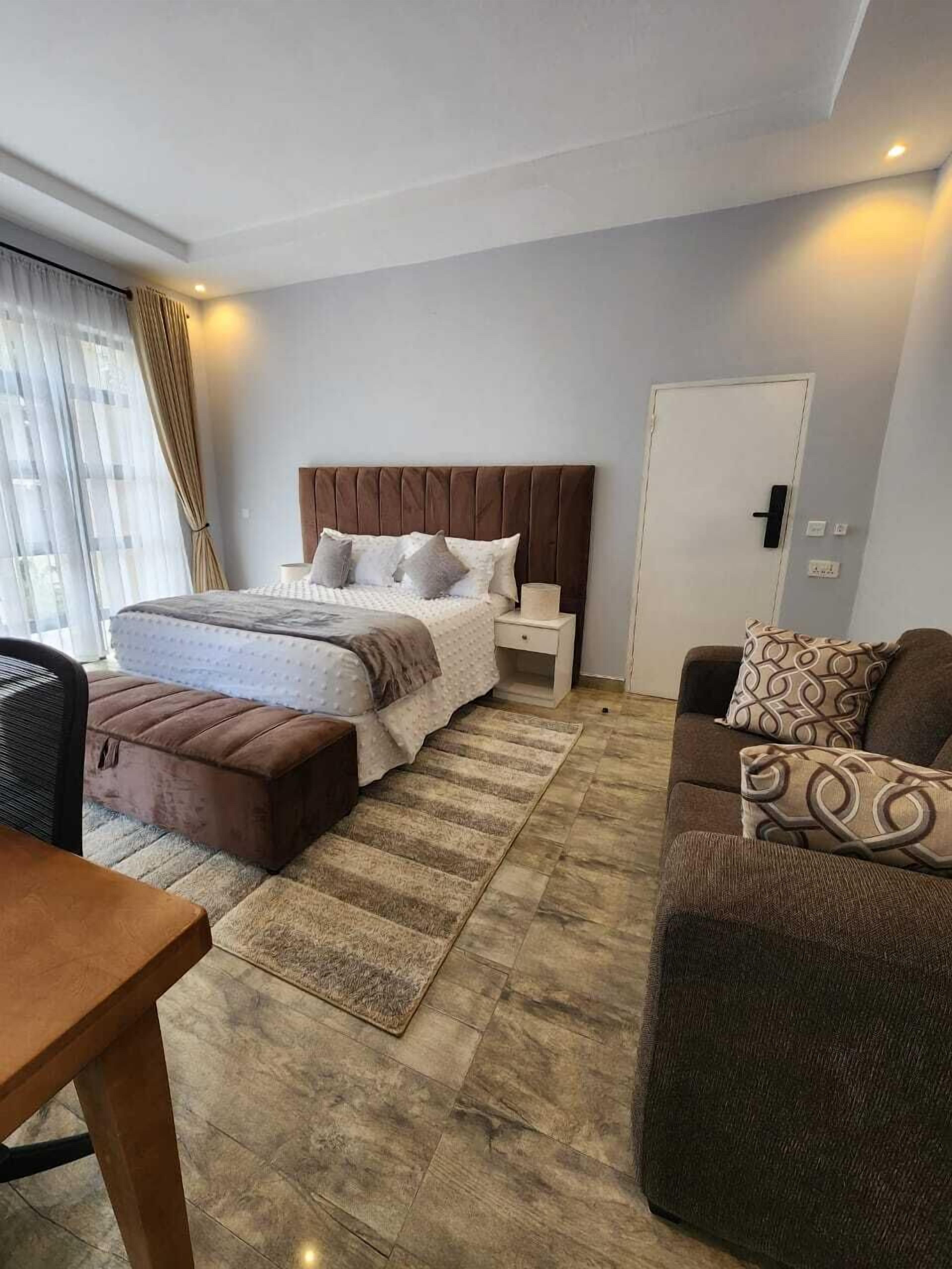 Suite Deluxe, vistas al jardín | Caja fuerte, escritorio, espacio para trabajar con un portátil