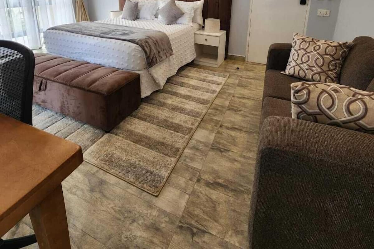 Suite Deluks, pemandangan kebun | Brankas, meja kerja, ruang kerja ramah laptop, dan setrika/meja setrika