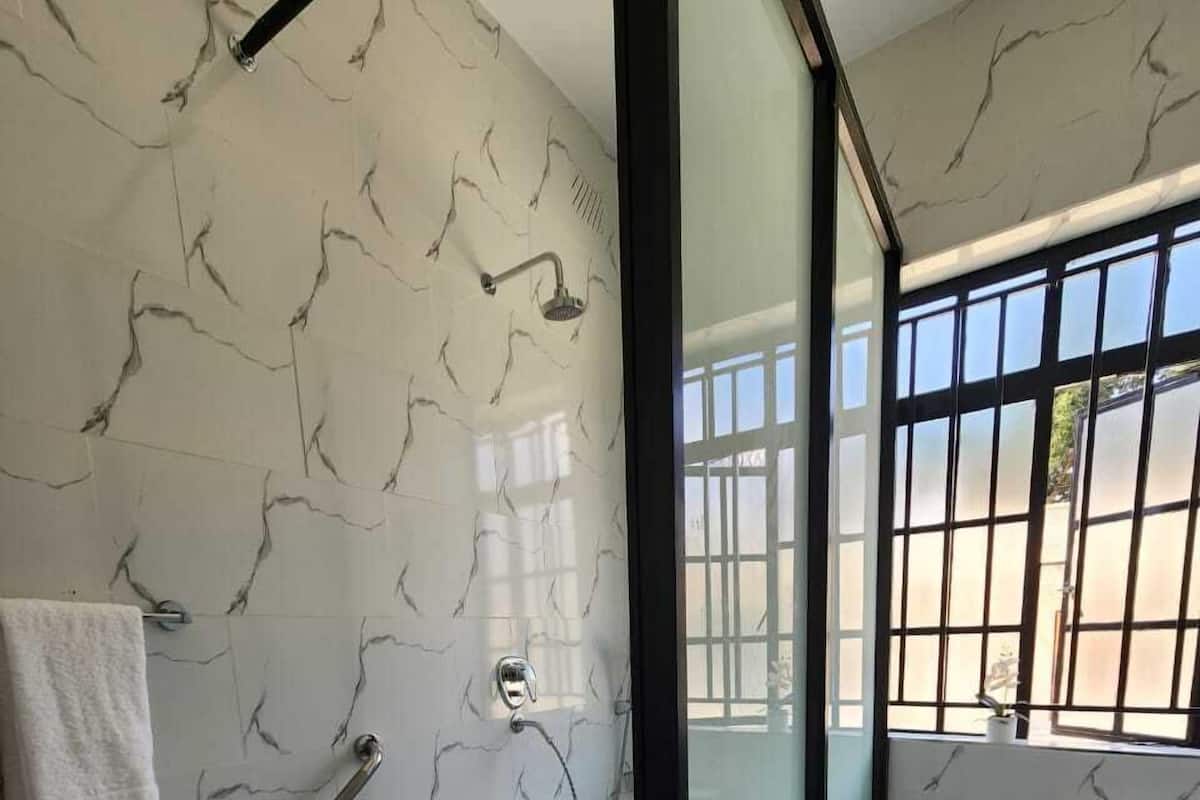 Suite Klasik, pemandangan kebun | Kamar mandi | Perlengkapan mandi gratis, sandal, handuk, dan sabun