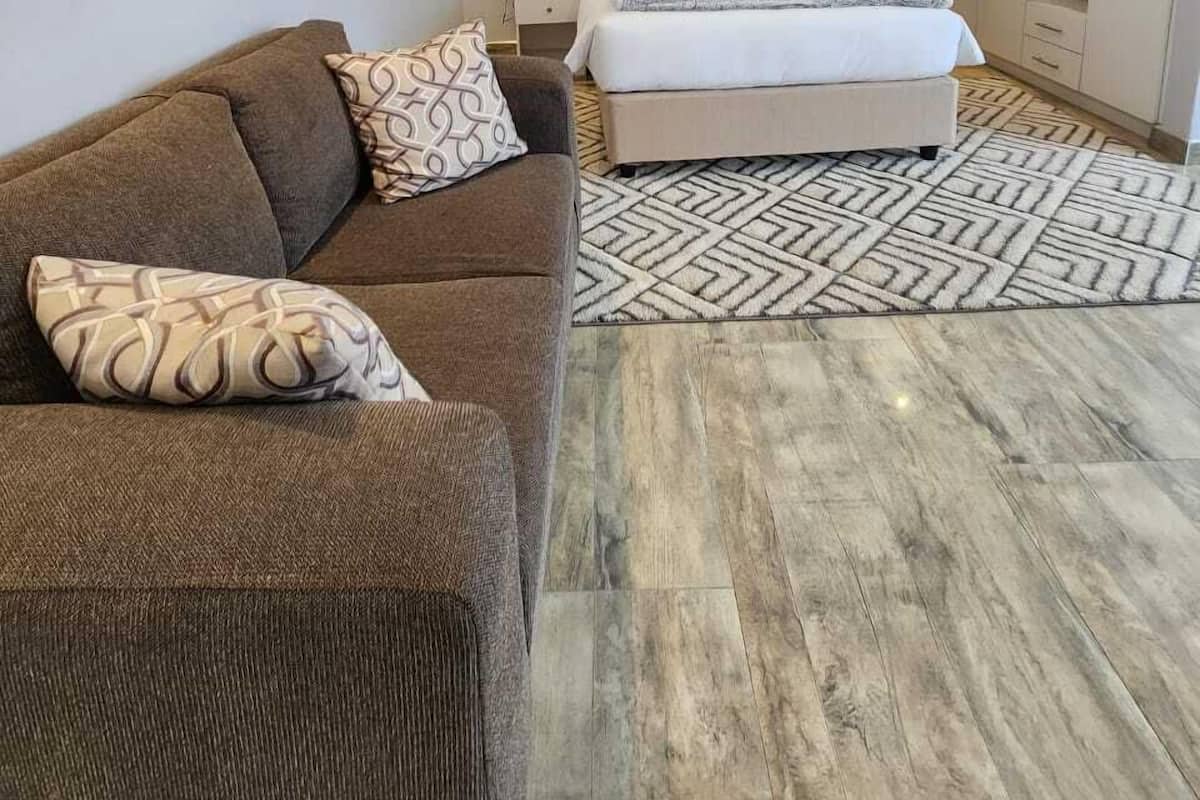 Cassaforte in camera, una scrivania, postazione laptop