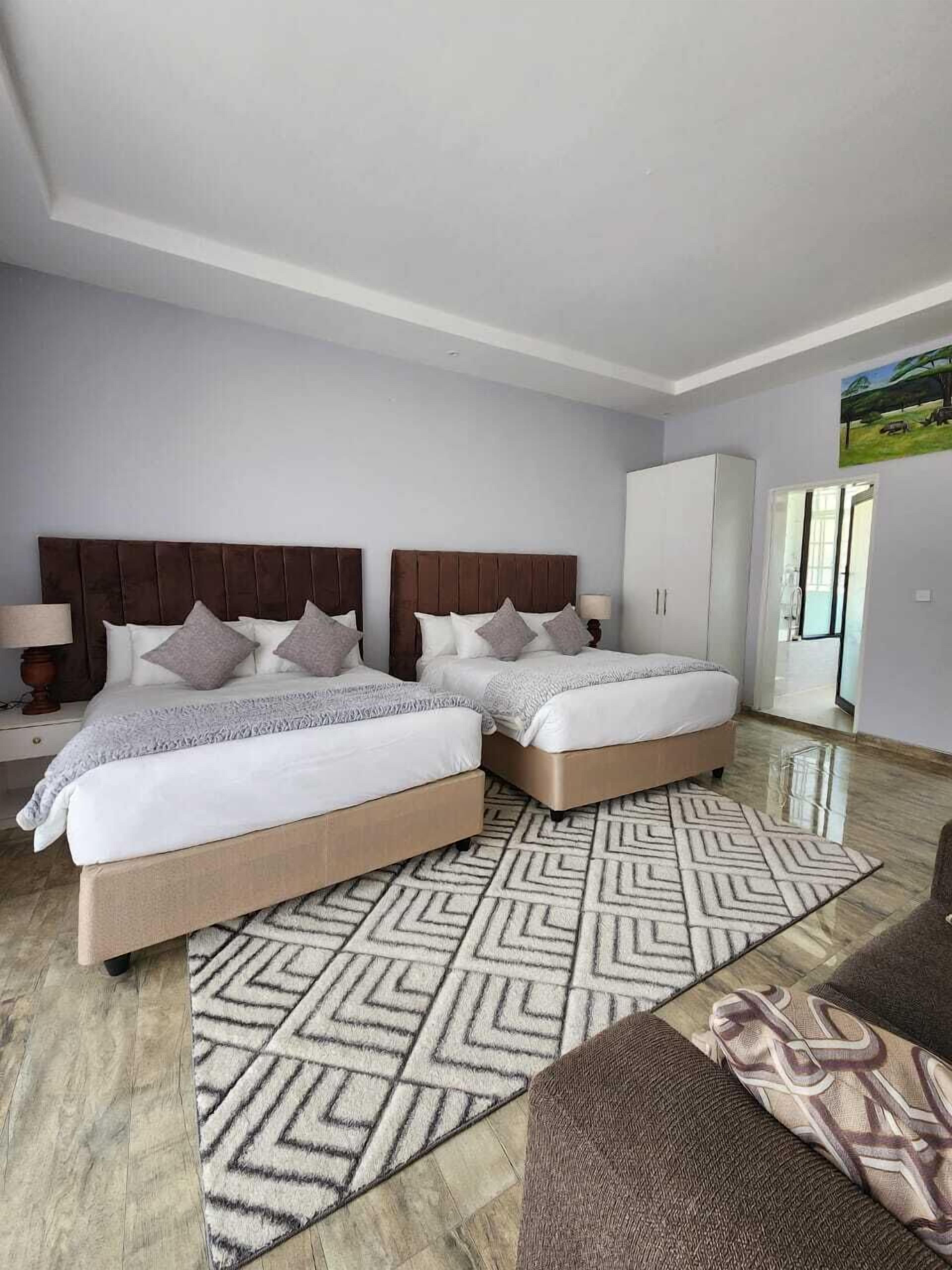 Suite familiar, vistas al jardín | Caja fuerte, escritorio, espacio para trabajar con un portátil