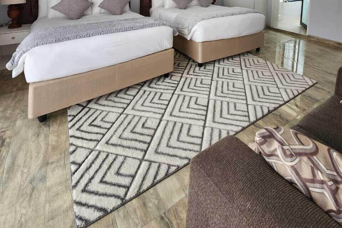 Suite familiare, vista giardino | Cassaforte in camera, una scrivania, postazione laptop