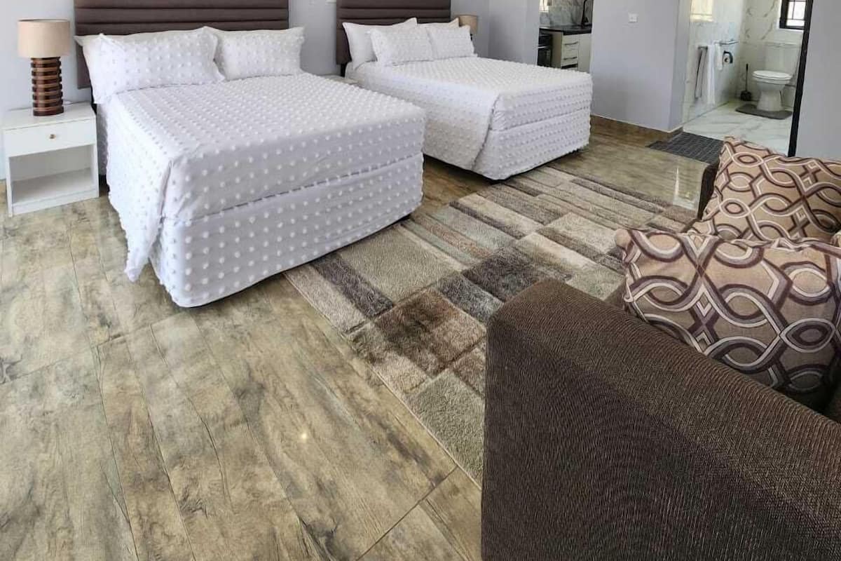 Suite familiare, vista giardino | Cassaforte in camera, una scrivania, postazione laptop