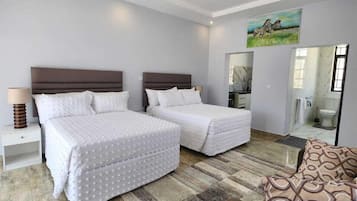 Familien-Suite, Gartenblick | Zimmersafe, Schreibtisch, laptopgeeigneter Arbeitsplatz