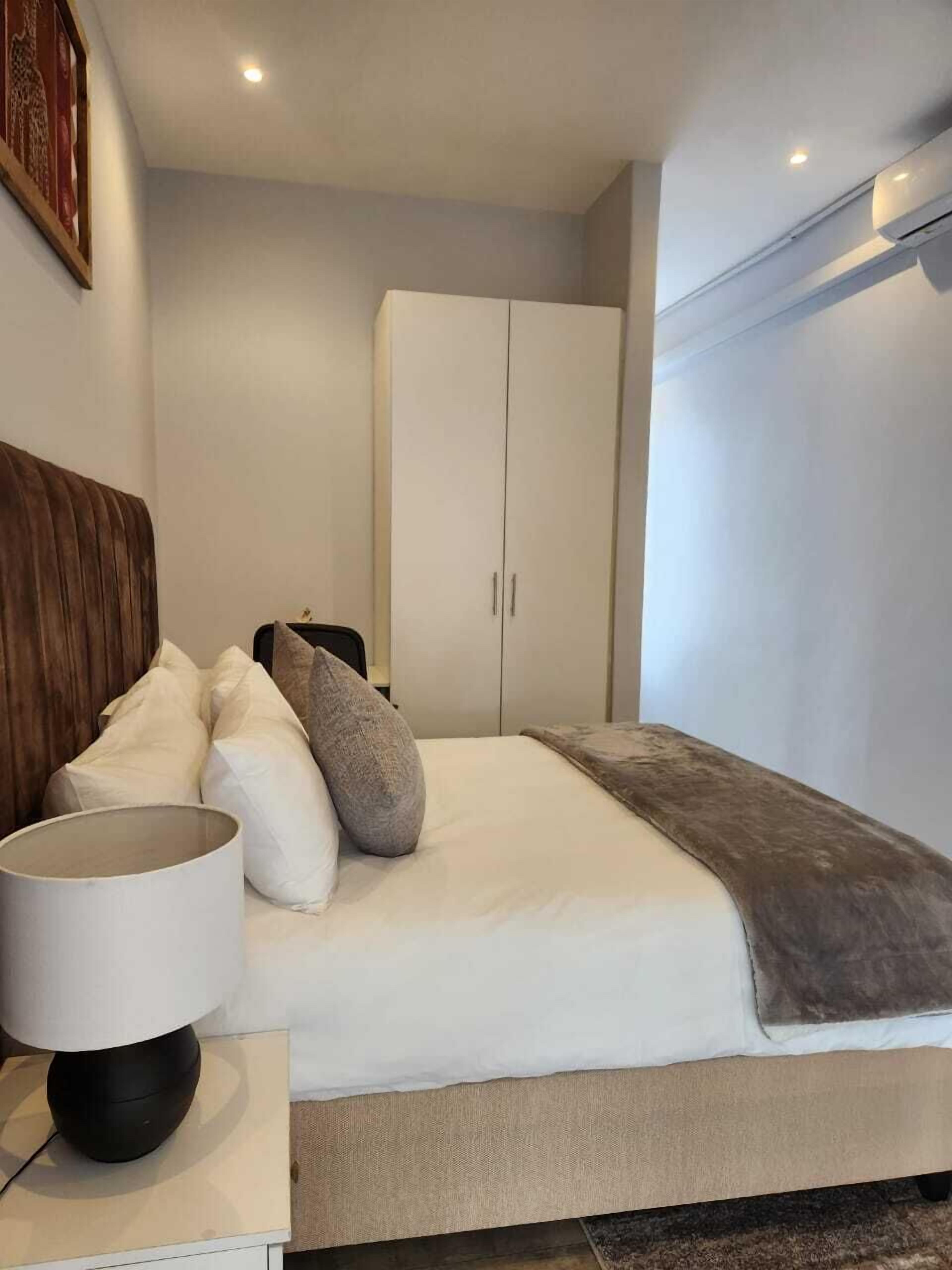 Habitación estándar, vistas al jardín | Caja fuerte, escritorio, espacio para trabajar con un portátil