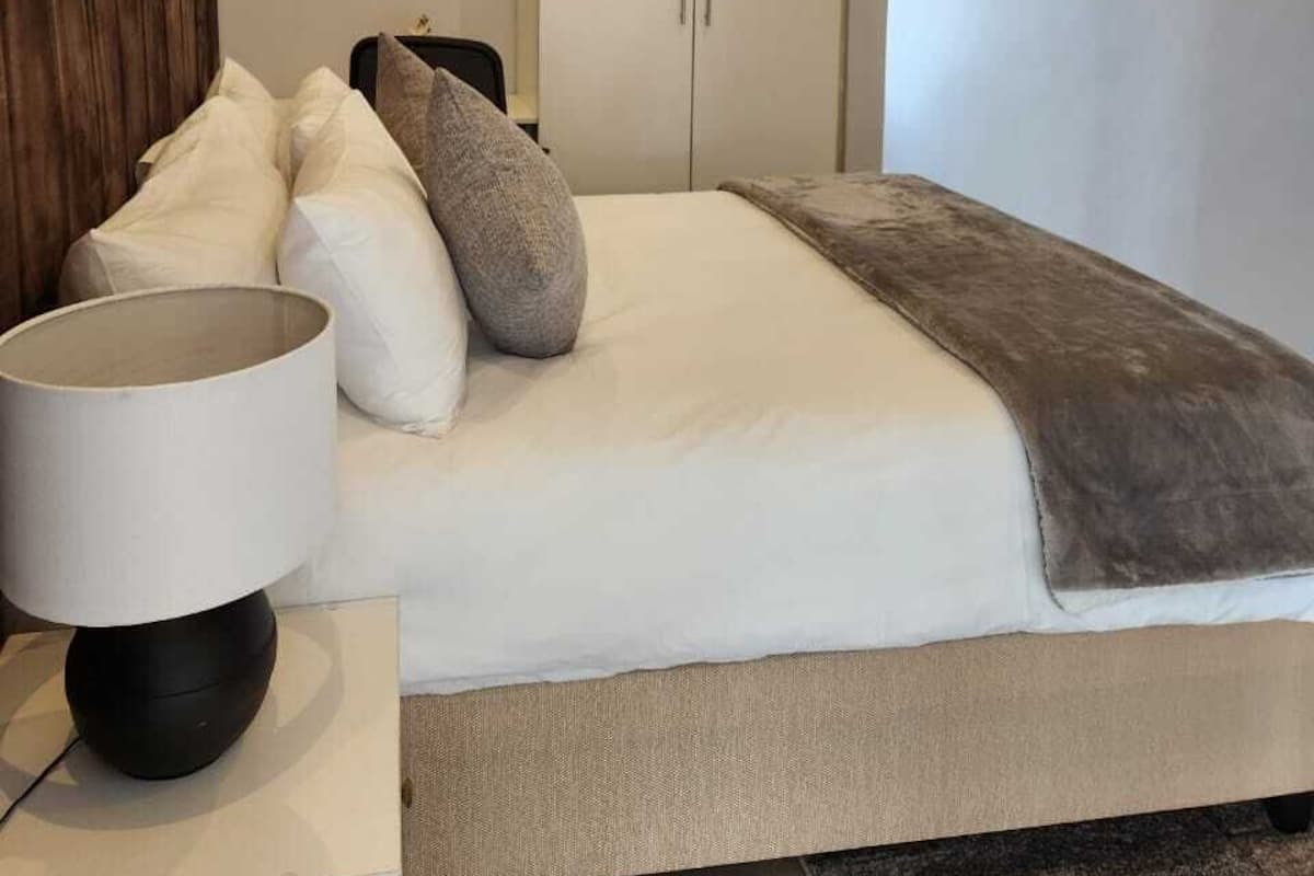 Kamar Standar, pemandangan kebun | Brankas, meja kerja, ruang kerja ramah laptop, dan setrika/meja setrika