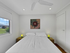 2 عدّة غرف نوم ومكواة/لوح كي وملاءات أسرّة