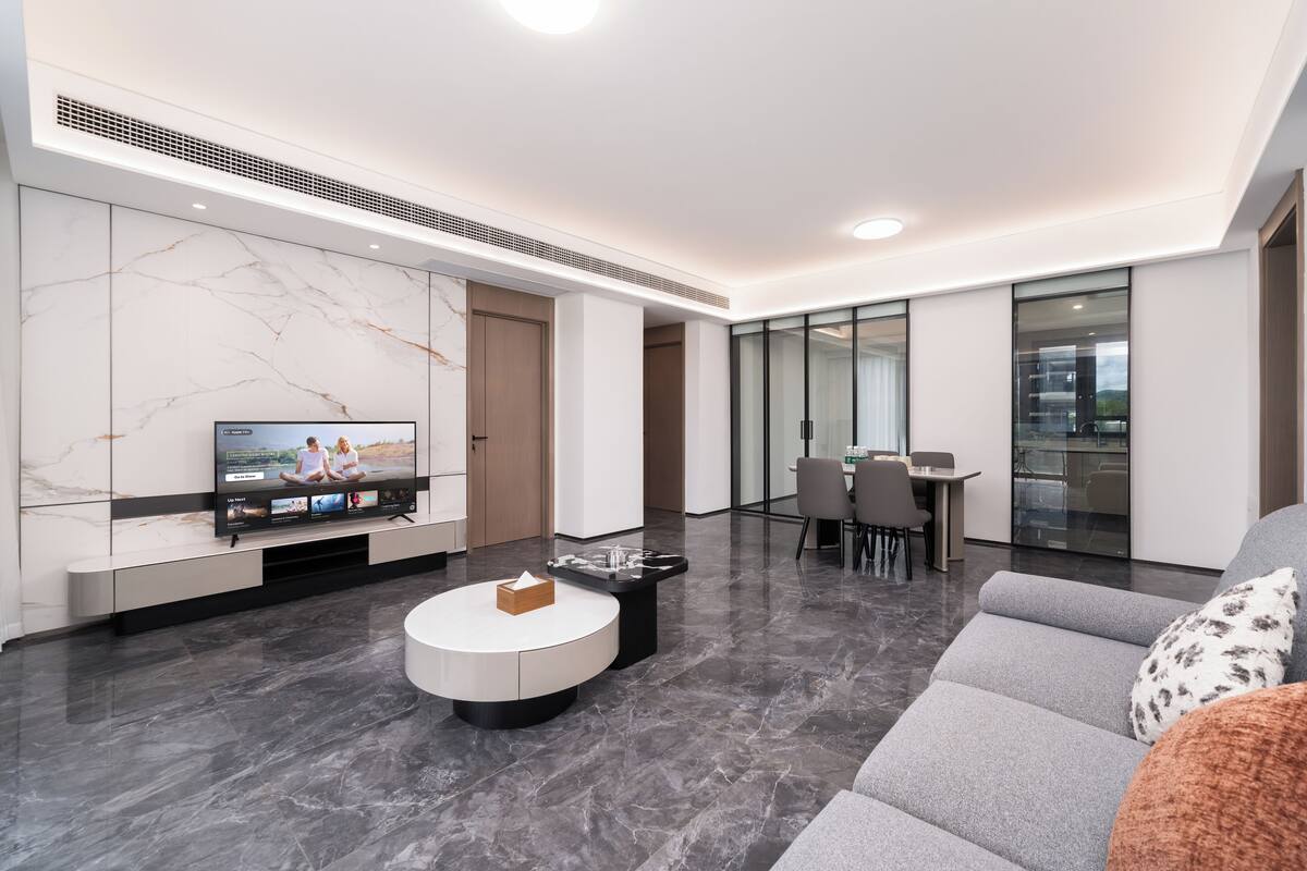 Luxury Suite, 3 Bedrooms, Balcony, City View | Ruang tamu | 120 inci televisyen LCD dengan digital, perkhidmatan penstriman