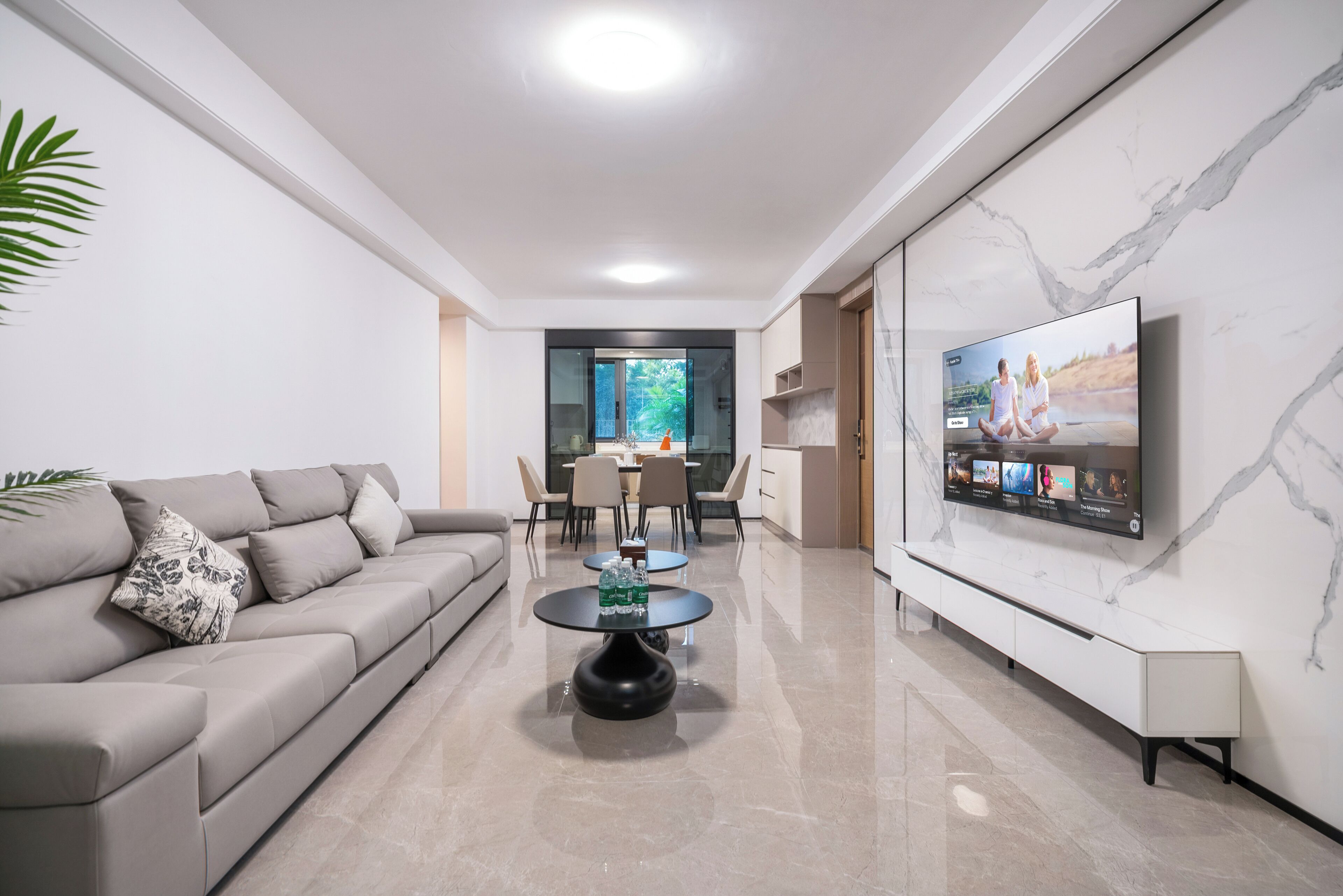 Suite Deluxe, 2 habitaciones, balcón, vista a la ciudad | Sala de estar | Televisión LCD de 120 pulgadas con canales digitales 