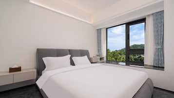 Luxury Suite, 3 Bedrooms, Balcony, City View | Peralatan tempat tidur hipoalergenik, meja, ruang kerja komputer riba