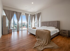 Hypo-allergenic bedding, desk, laptop workspace, blackout curtains - KLCC Quill Mall by A-10min to Twin Tower (Kuala Lumpur)