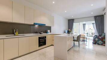 Luxury-Suite, 3 Schlafzimmer, Balkon, Stadtblick | Eigene Küche | Kühlschrank, Ofen, Herdplatte, Toastergrill