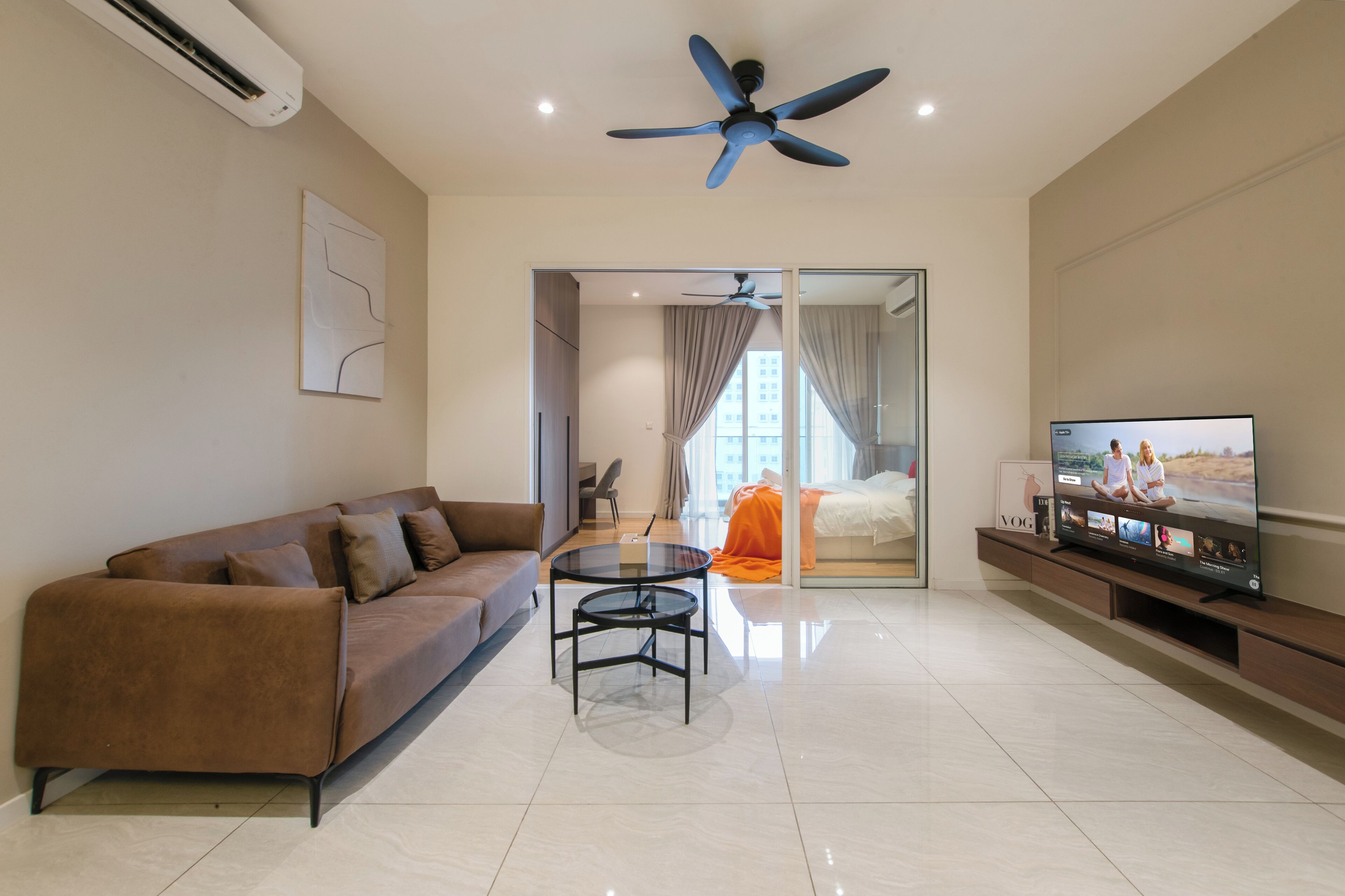 Suite estudio Confort, 1 cama Queen size, balcón, vista a la ciudad | Sala de estar | Televisión LCD de 120 pulgadas con canales digitales 