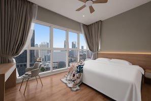 Deluxe suite, 2 slaapkamers, balkon, uitzicht op de stad | Hypoallergeen beddengoed, een bureau, een laptopwerkplek