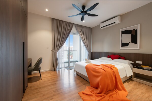 Comfort Studio Suite, 1 Queen Bed, Balcony, City View