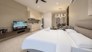 ห้องคอมฟอร์ทสตูดิโอสวีท, เตียงใหญ่ 2 เตียง, ระเบียง, วิวเมือง | เครื่องนอนป้องกันสารก่อภูมิแพ้, โต๊ะทำงาน, พื้นที่ทำงานแบบใช้แล็ปท็อป