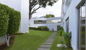 المنطقة المحيطة بالمنشأة