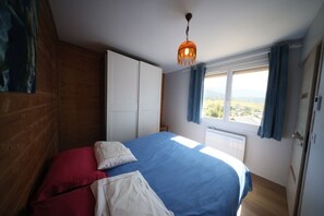 2 عدّة غرف نوم ومكواة/لوح كي وواي فاي وملاءات أسرّة