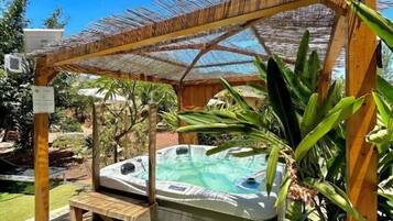 Bañera de hidromasaje al aire libre