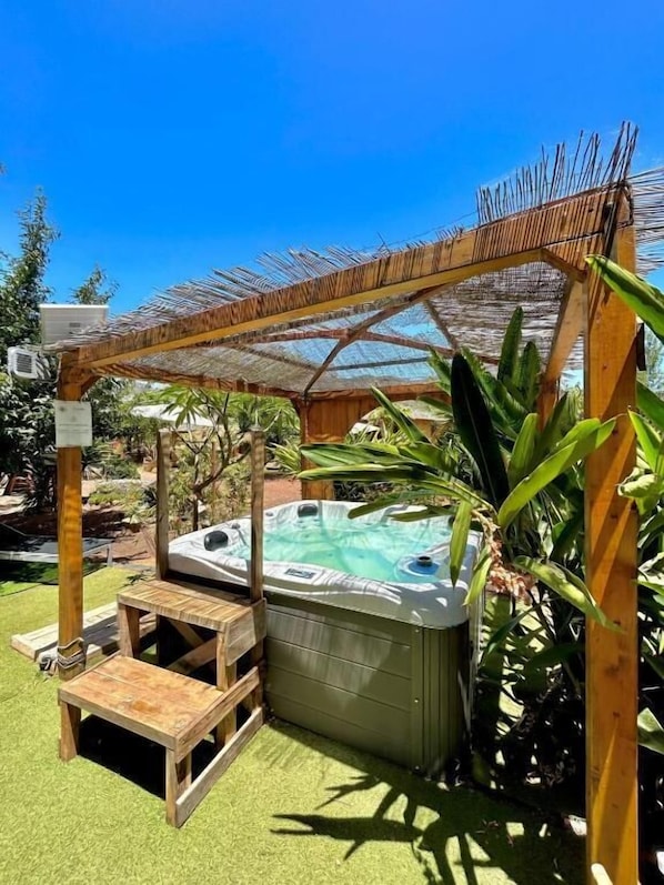 Banyera d'hidromassatge a l'aire lliure