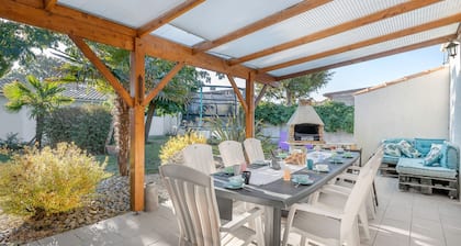 Jacuzzi, beach 500m away, 10 adults, 1 child